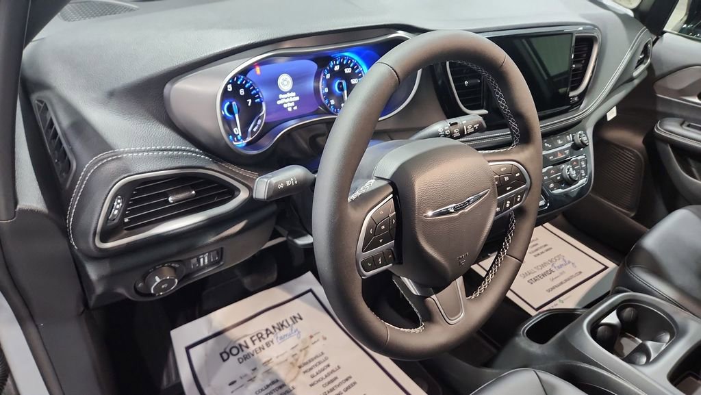 New 2026 Chrysler Pacifica Select AWD/4WD image 18