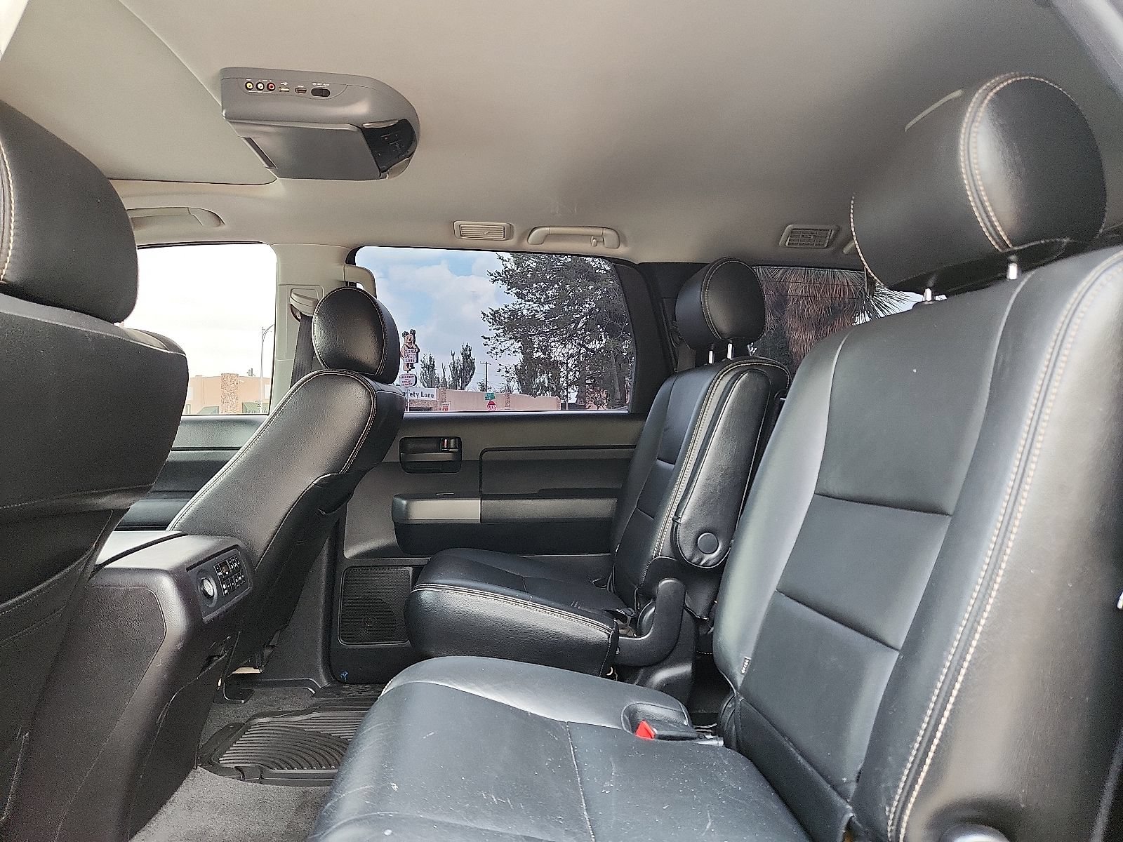 Used 2017 Toyota Sequoia SR5 w/ Sport Appearance Package AWD/4WD image 10