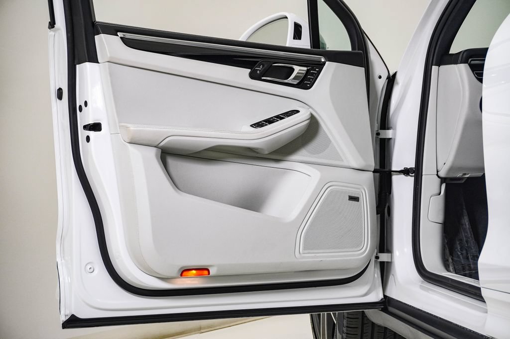 Certified 2023 Porsche Macan AWD/4WD image 25