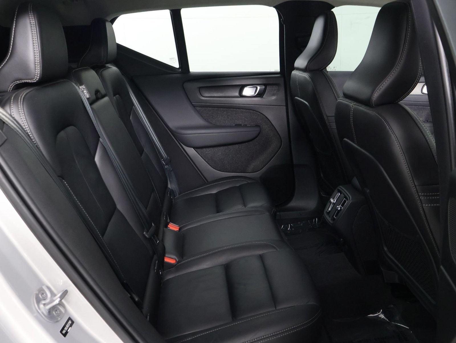 Used 2024 Volvo XC40 B5 Plus w/ Protection Package Premier AWD/4WD image 30