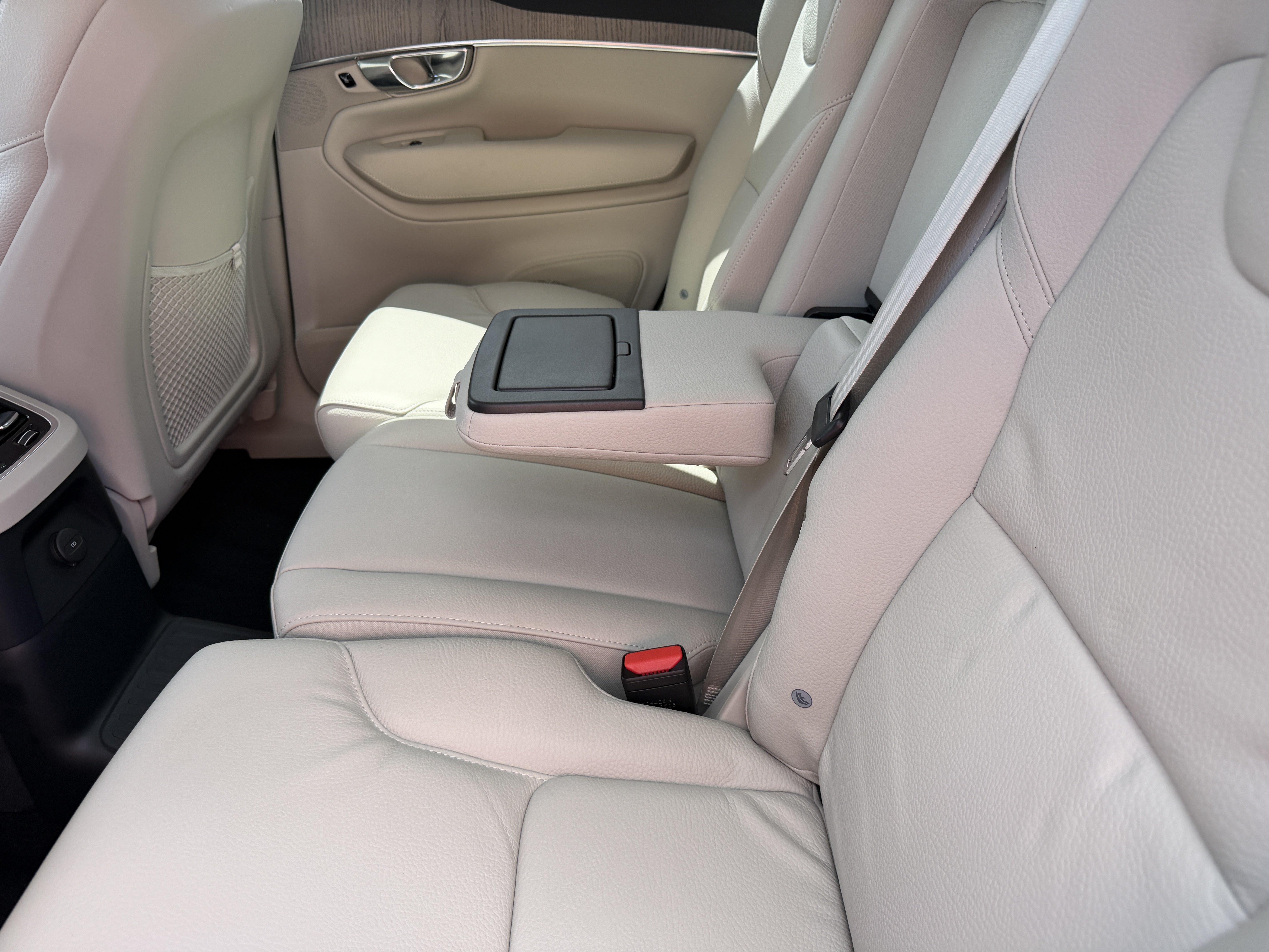 Certified 2025 Volvo XC90 T8 Core w/ Protection Package AWD/4WD image 17