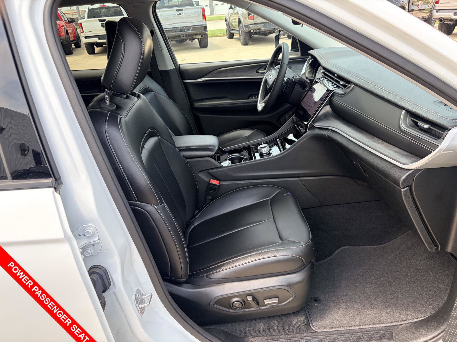 Used 2023 Jeep Grand Cherokee L Limited w/ Black Appearance Package AWD/4WD image 38