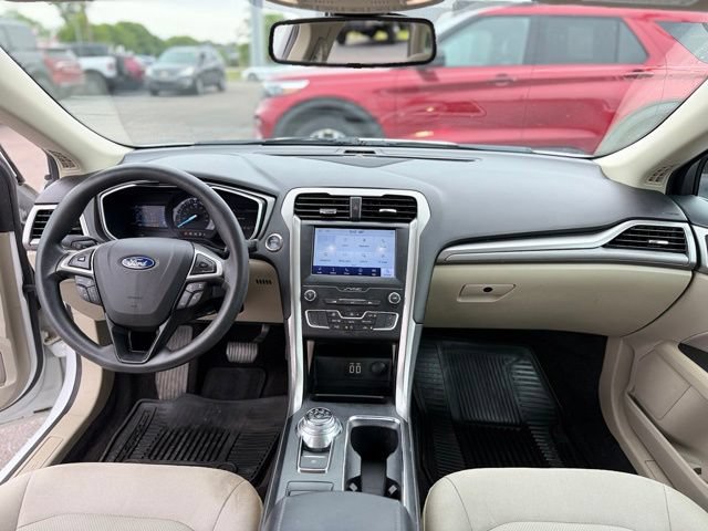 Used 2019 Ford Fusion SE FWD image 2