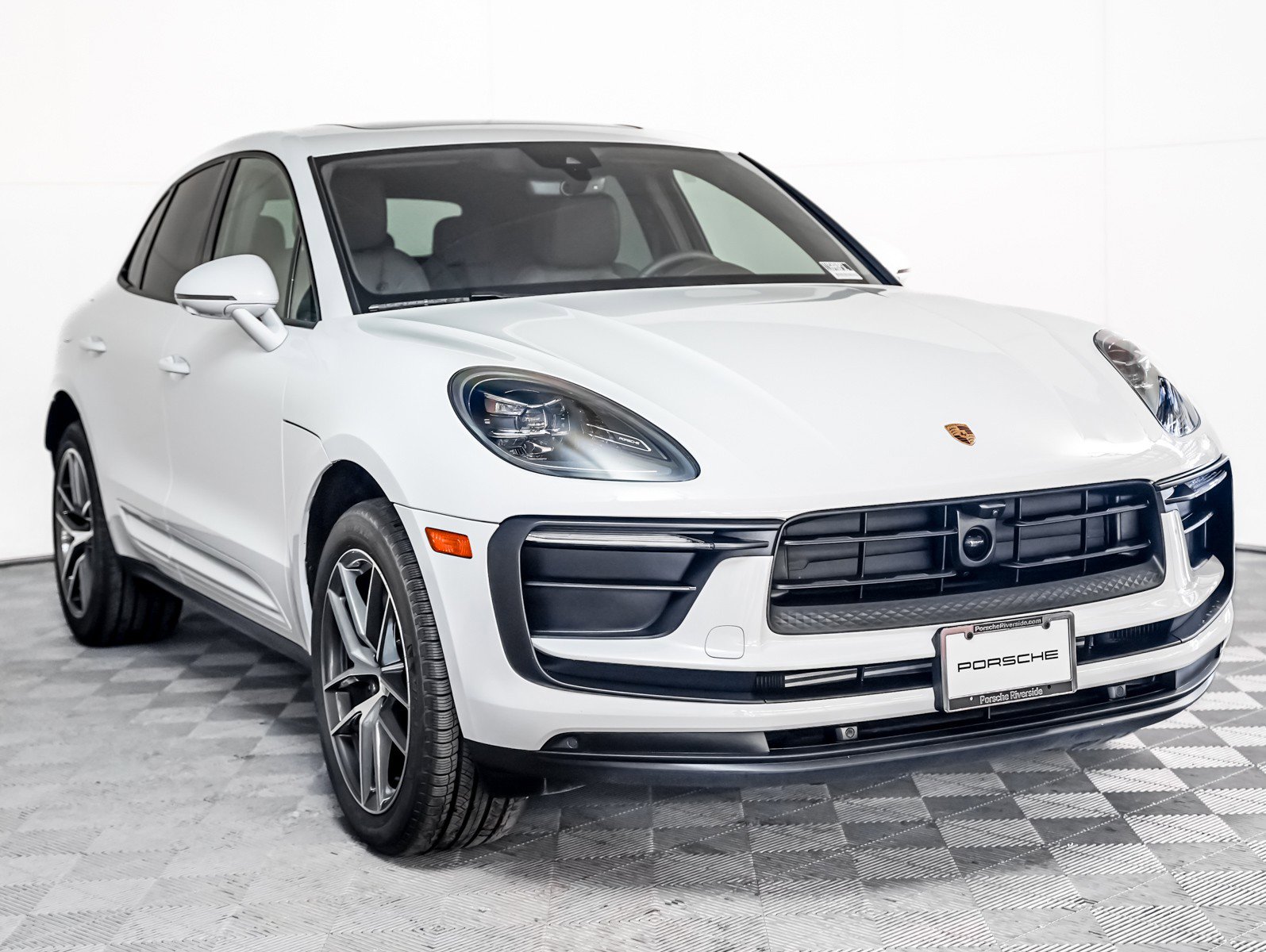 Certified 2025 Porsche Macan image 8