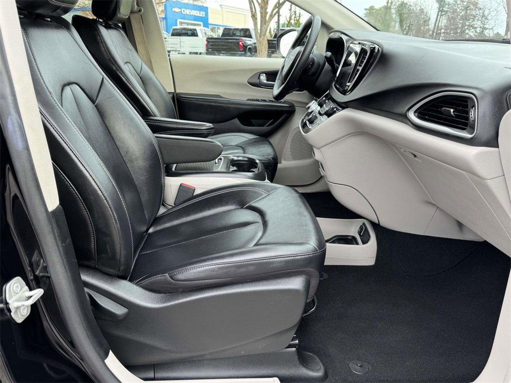 Used 2024 Chrysler Pacifica Touring-L image 14