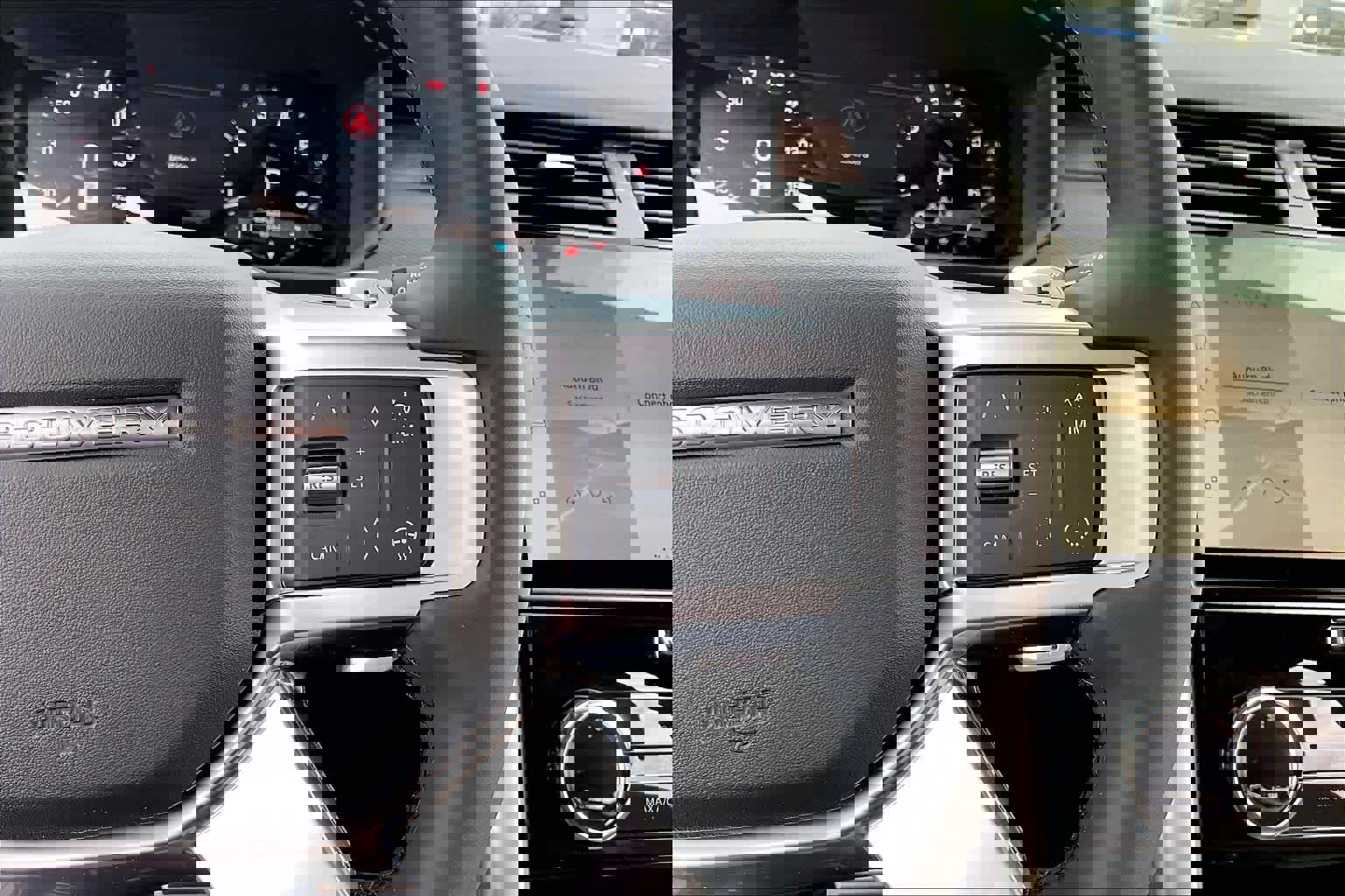 New 2026 Land Rover Discovery Dynamic SE image 18