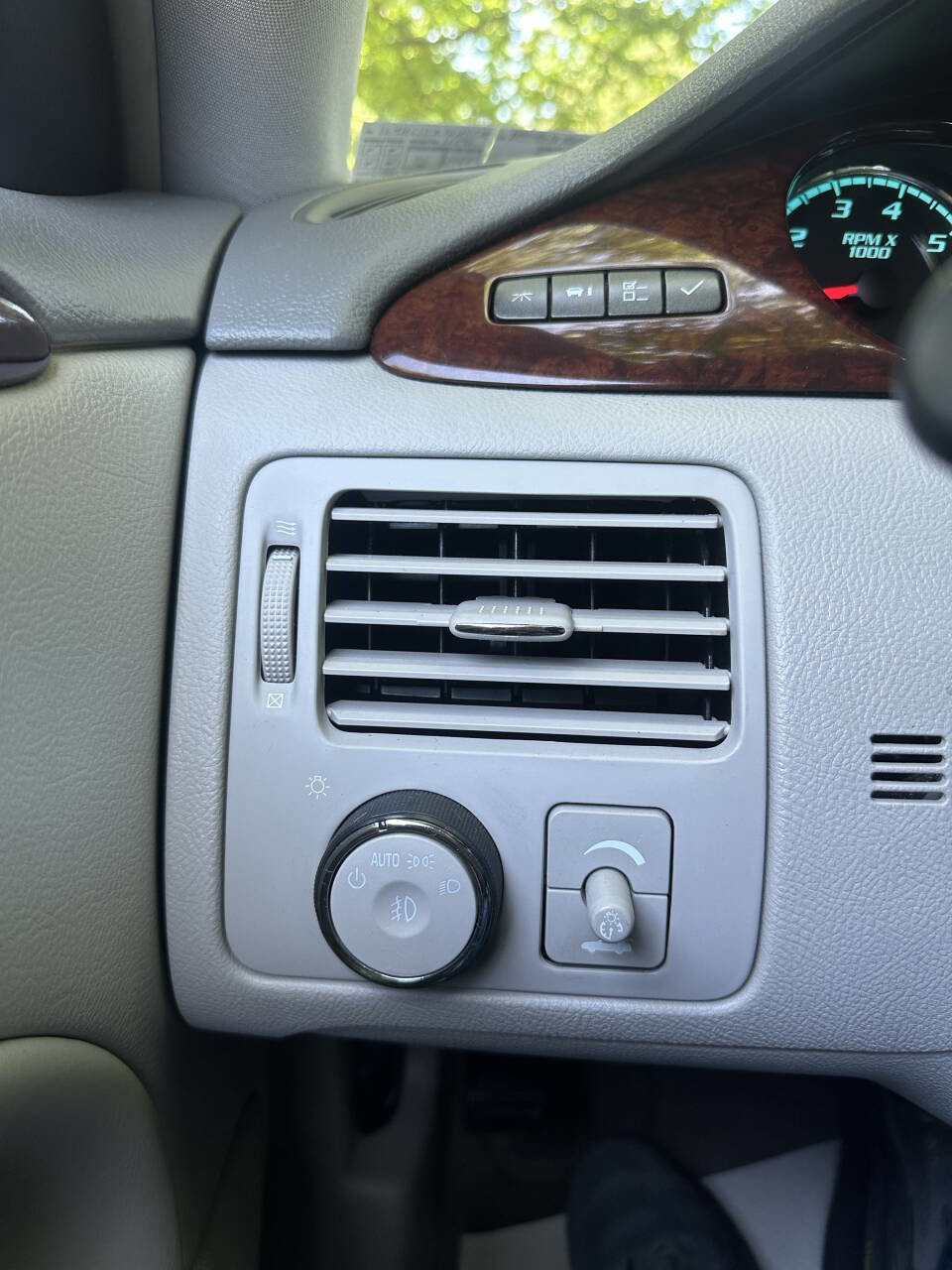 Used 2011 Buick Lucerne CXL FWD image 22