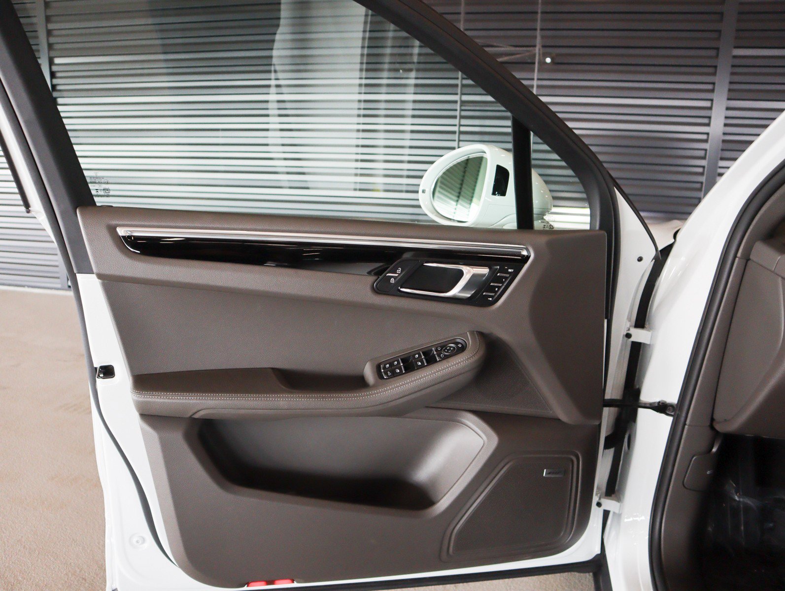 Certified 2025 Porsche Macan image 24