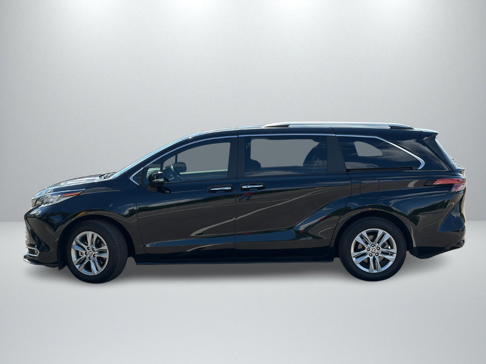 Used 2023 Toyota Sienna Limited FWD image 2