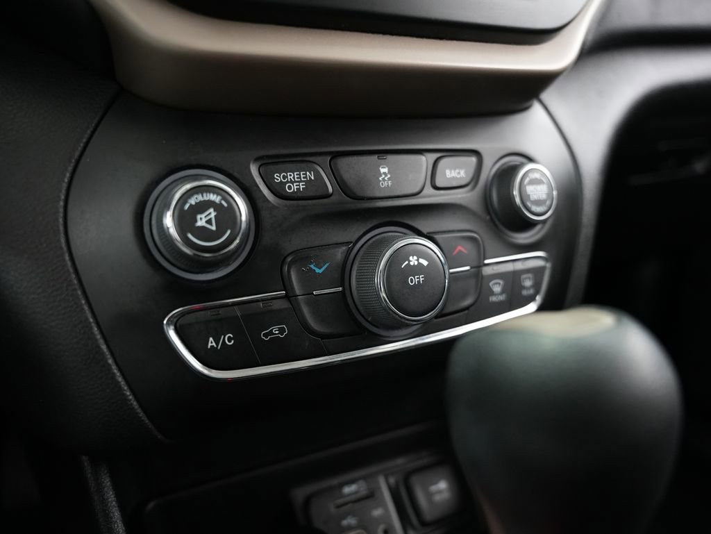 Used 2017 Jeep Cherokee Latitude w/ True North Edition image 24