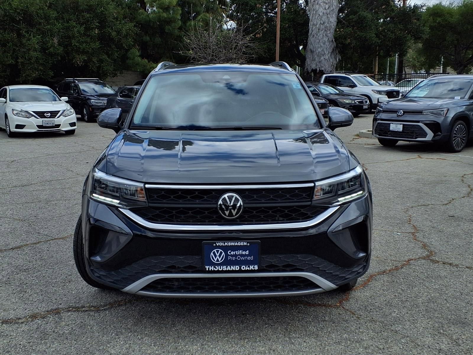 Used 2023 Volkswagen Taos SE w/ Panoramic Sunroof Package FWD image 2