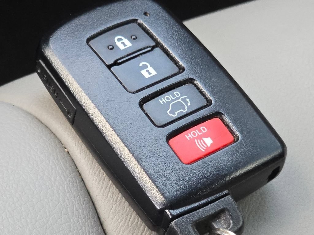 Used 2019 Toyota Highlander XLE AWD/4WD image 38