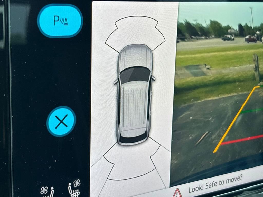 Used 2025 Volkswagen Atlas Cross Sport SE image 32