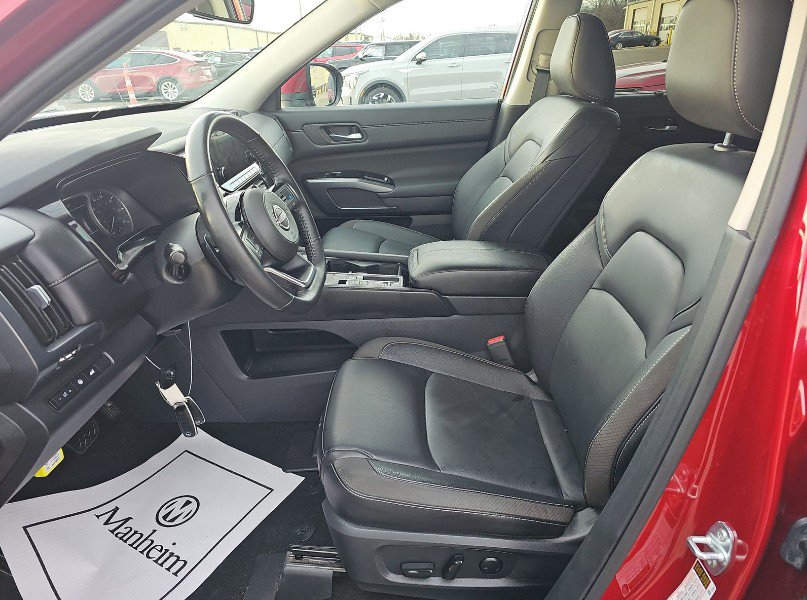 Used 2024 Nissan Pathfinder SL w/ Black Appearance Package image 6