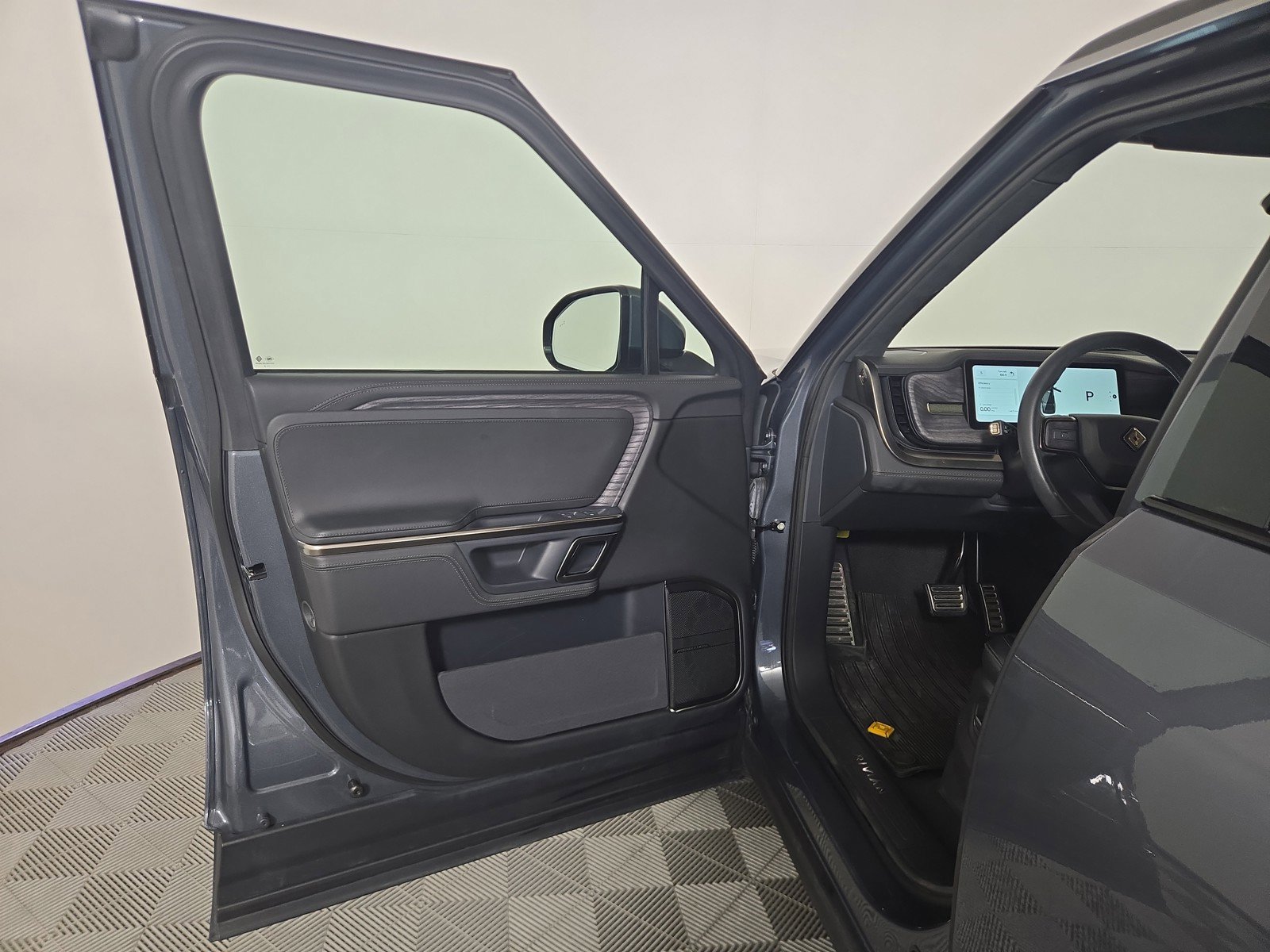 Used 2022 Rivian R1S Launch Edition image 16