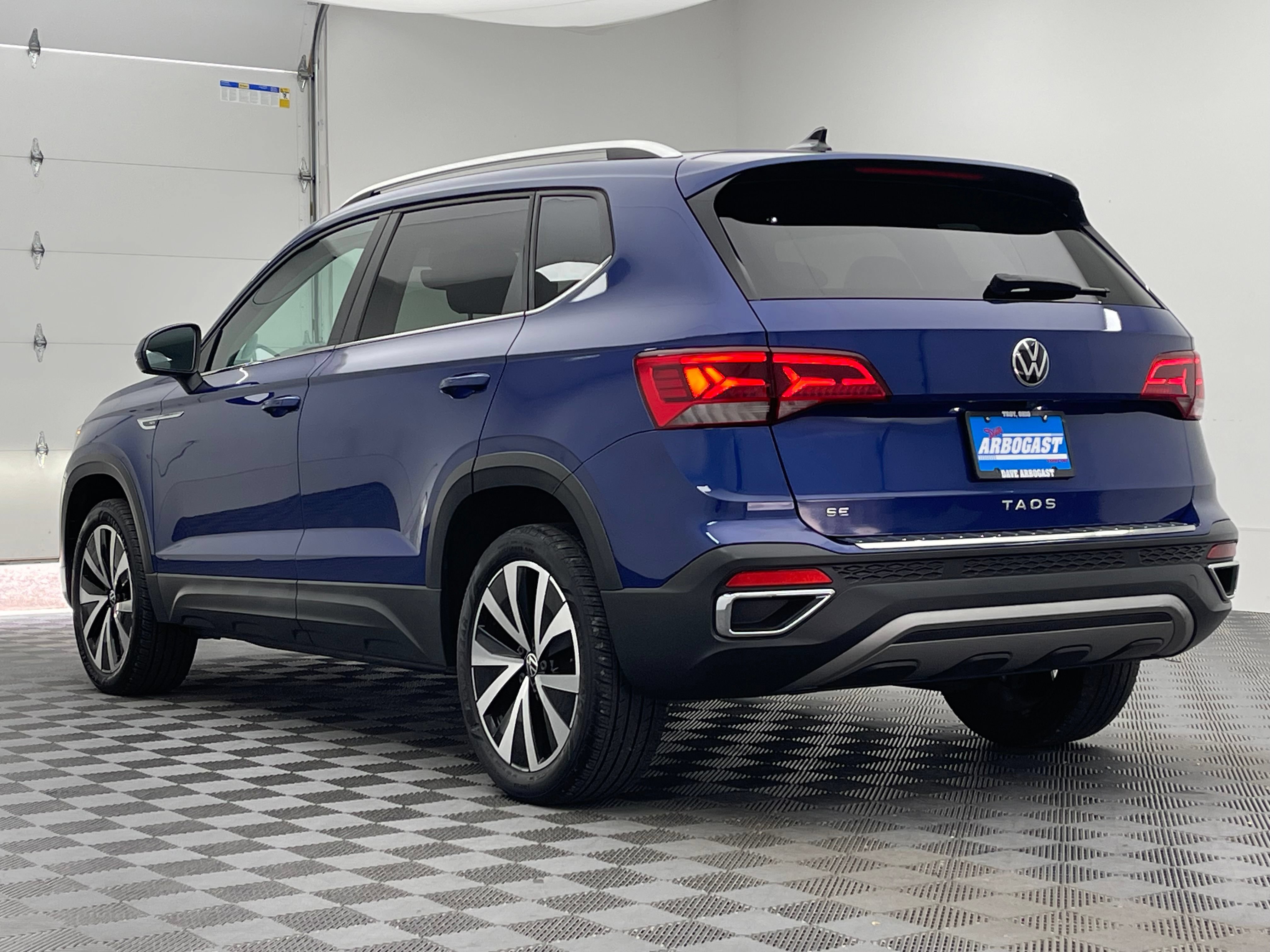 Used 2022 Volkswagen Taos SE w/ Panoramic Sunroof Package FWD image 10