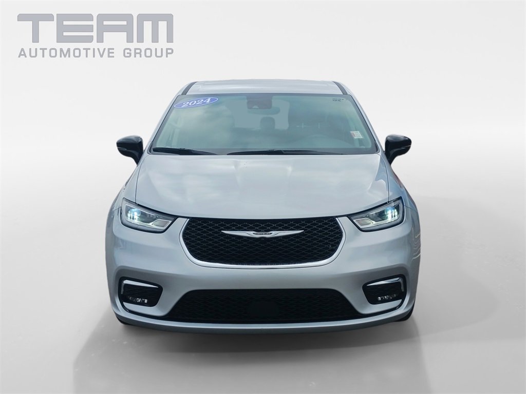 Used 2024 Chrysler Pacifica Touring-L image 2