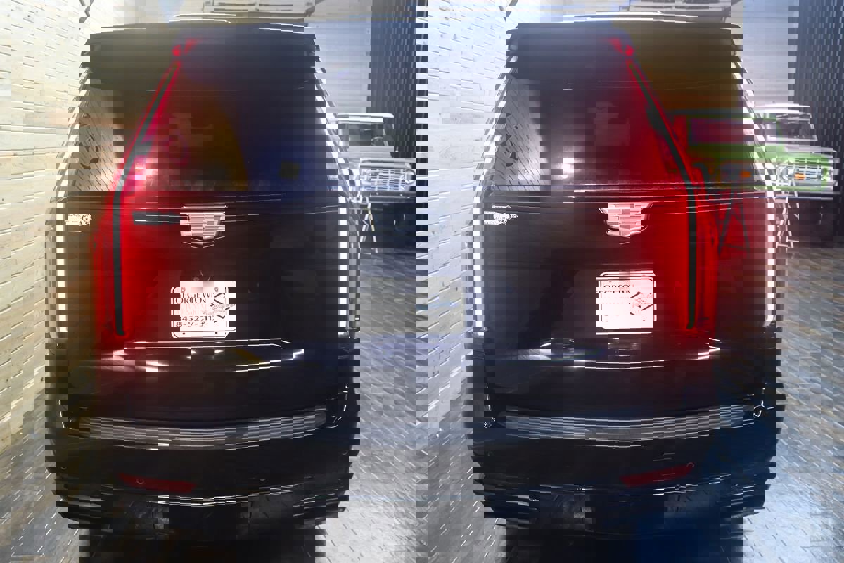 Used 2022 Cadillac Escalade Sport Platinum w/ LPO, ONYX Package image 4