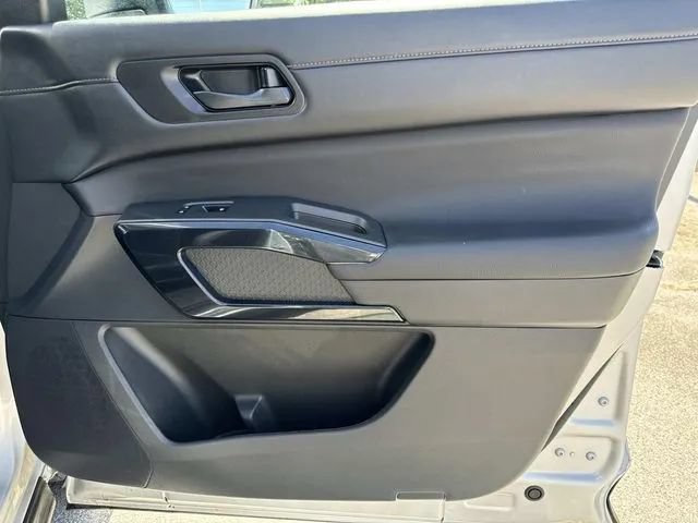 Used 2025 Nissan Pathfinder SV AWD/4WD image 29