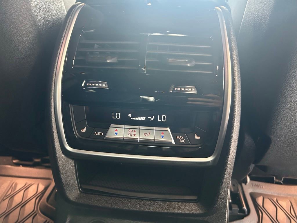 Used 2021 BMW X7 M50i AWD/4WD image 32