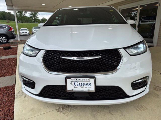 Used 2023 Chrysler Pacifica Touring FWD image 11