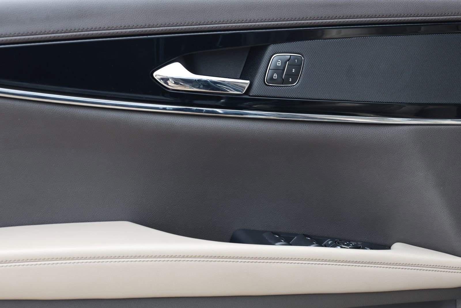 Used 2023 Lincoln Nautilus FWD w/ Premium Package image 27