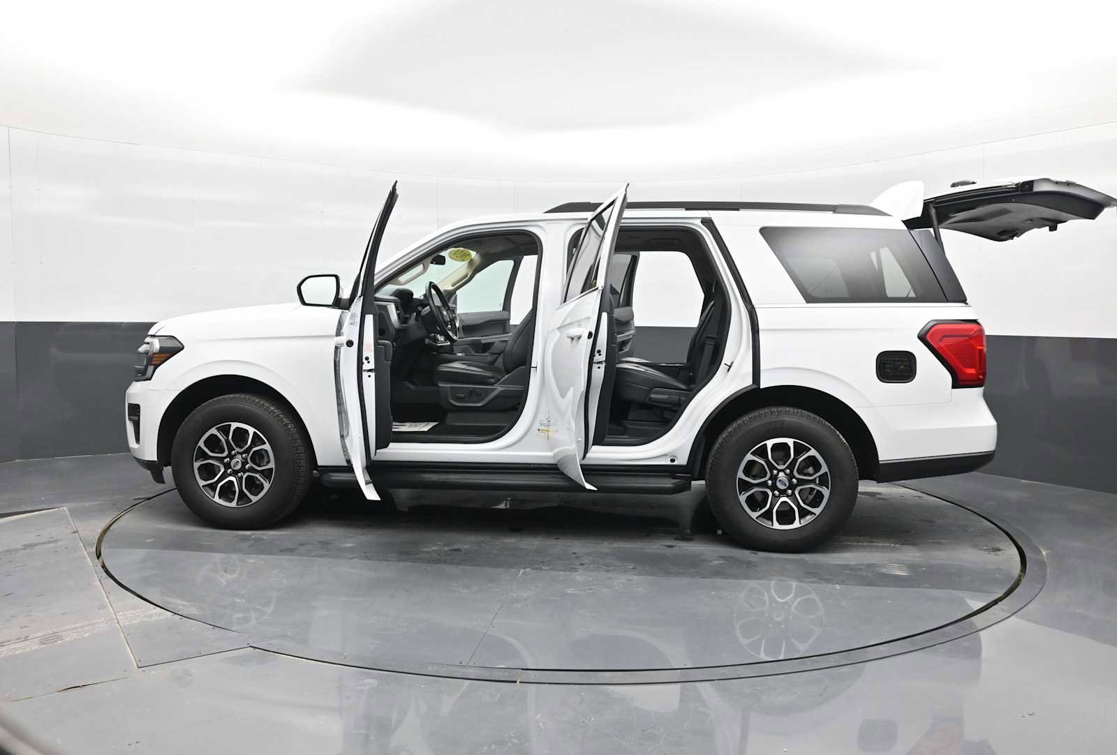 Used 2024 Ford Expedition XLT image 40