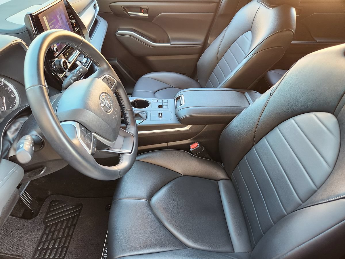 Used 2024 Toyota Highlander XLE FWD image 31