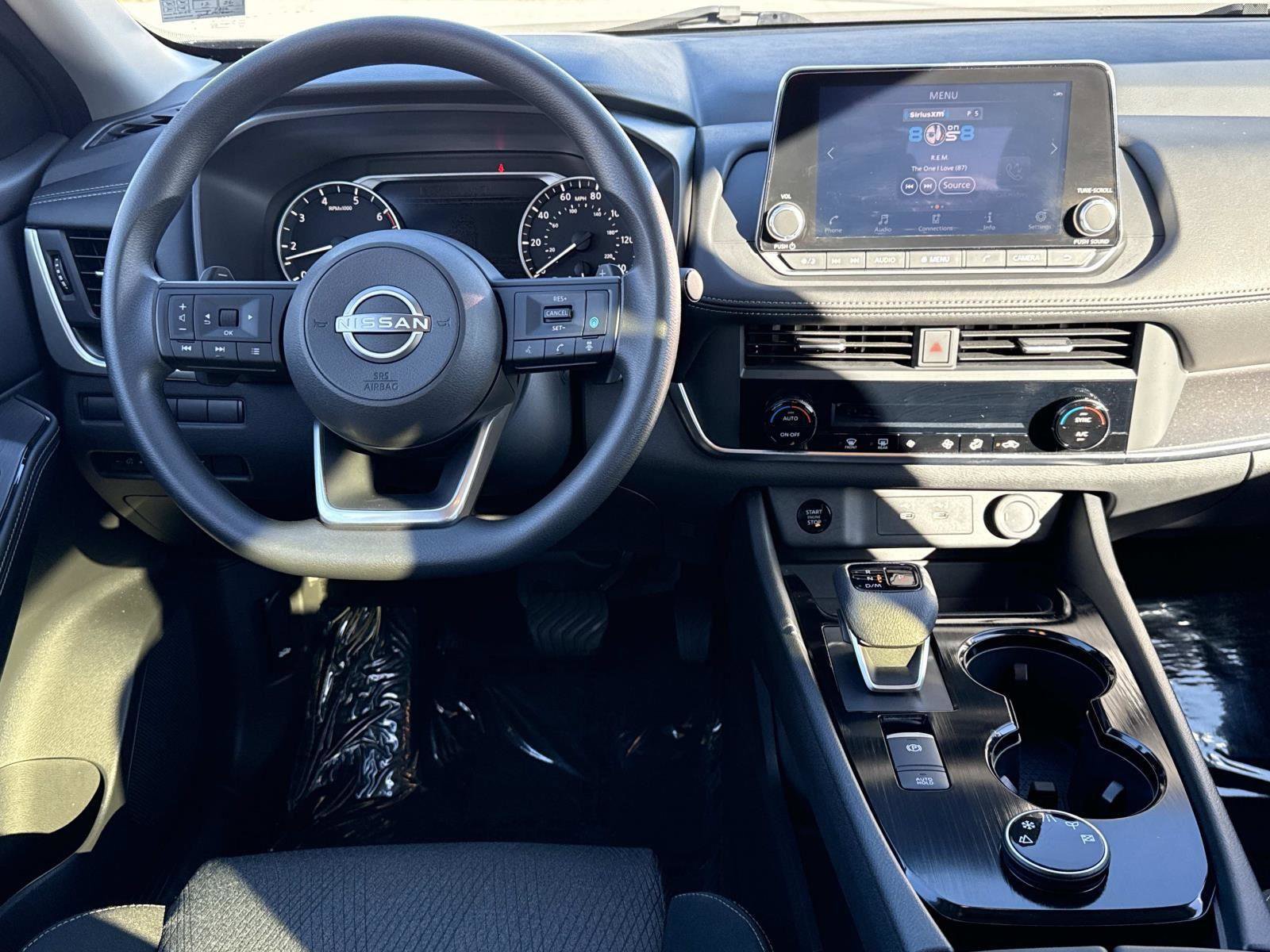 Used 2024 Nissan Rogue SV image 2