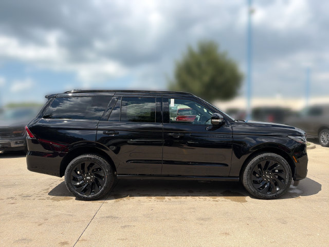 New 2026 Lincoln Navigator Reserve w/ Jet Appearance Package AWD/4WD image 4