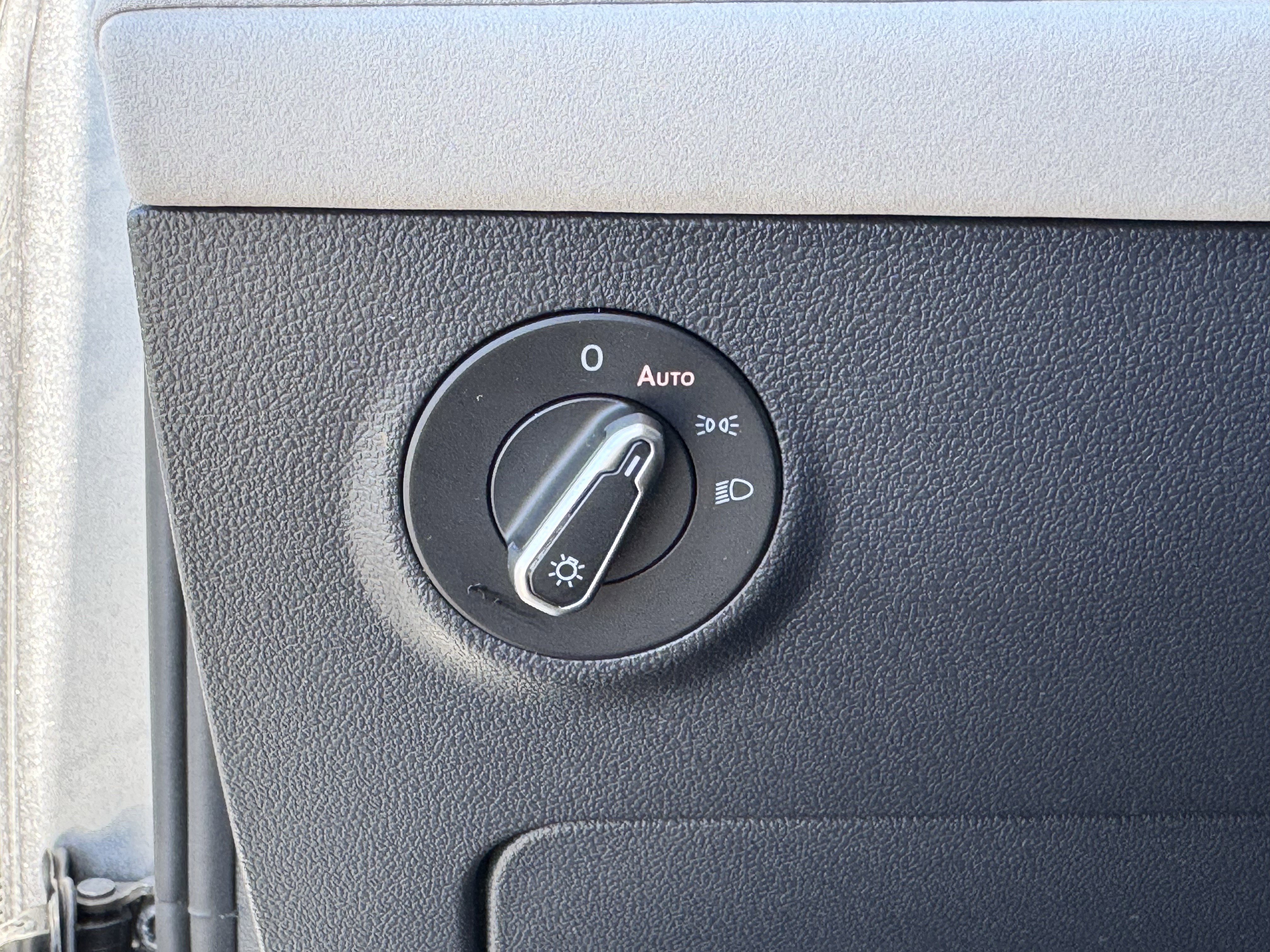 Used 2025 Volkswagen Taos SE image 29