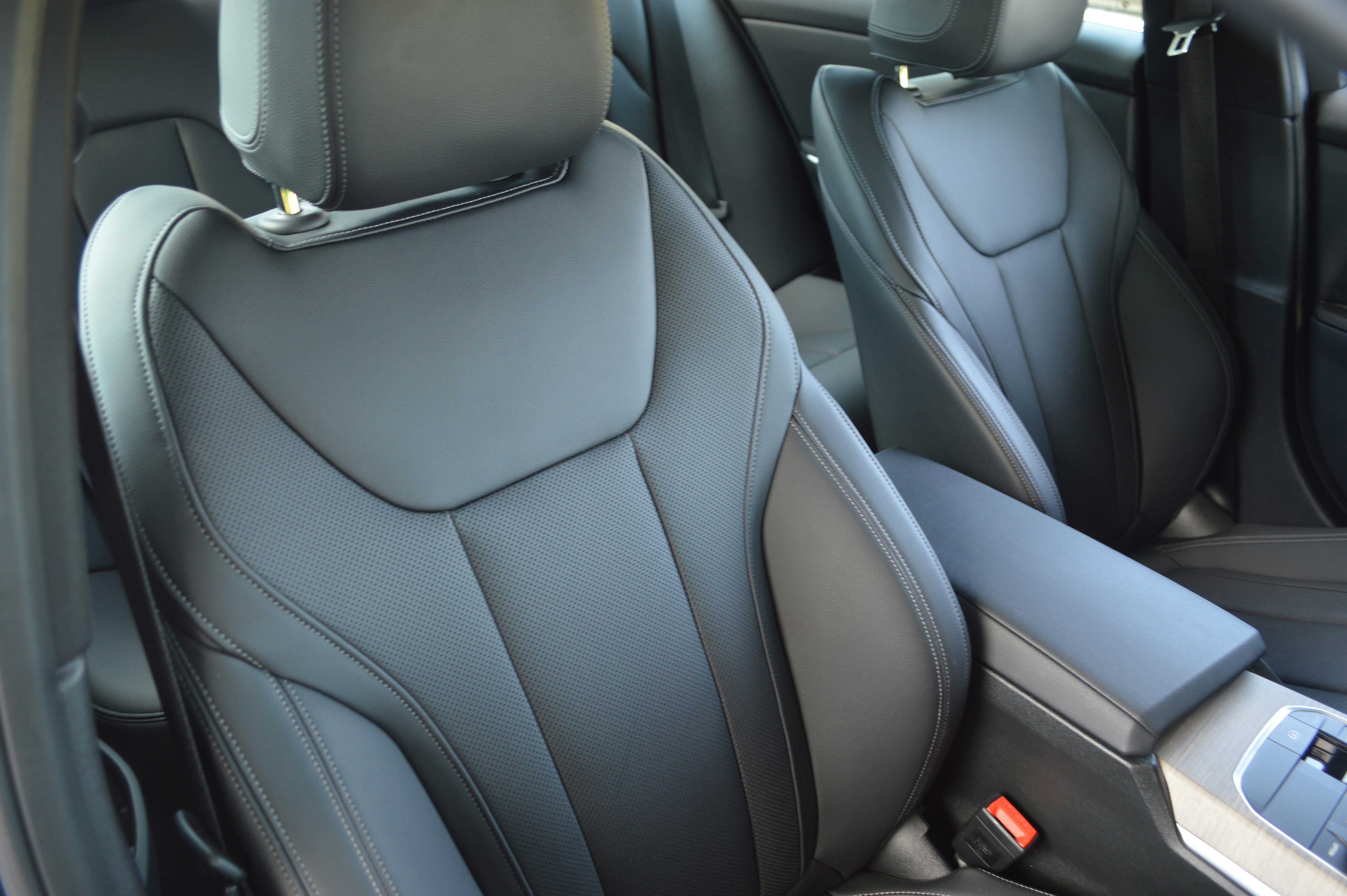 Certified 2025 BMW 330i Sedan RWD image 39