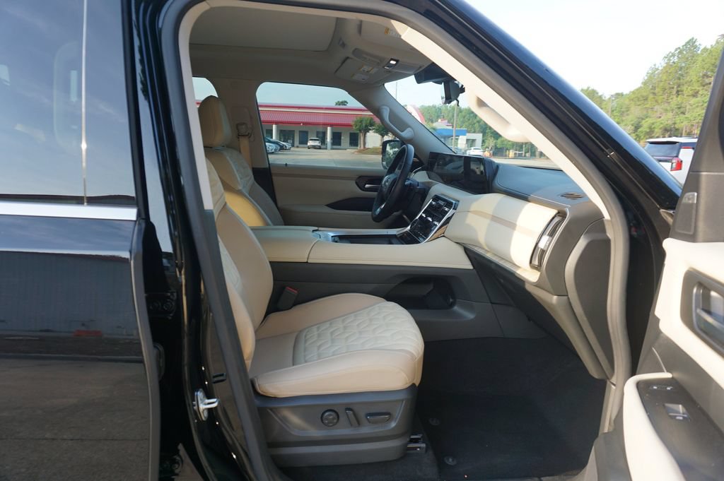 Used 2025 Nissan Armada Platinum RWD image 19
