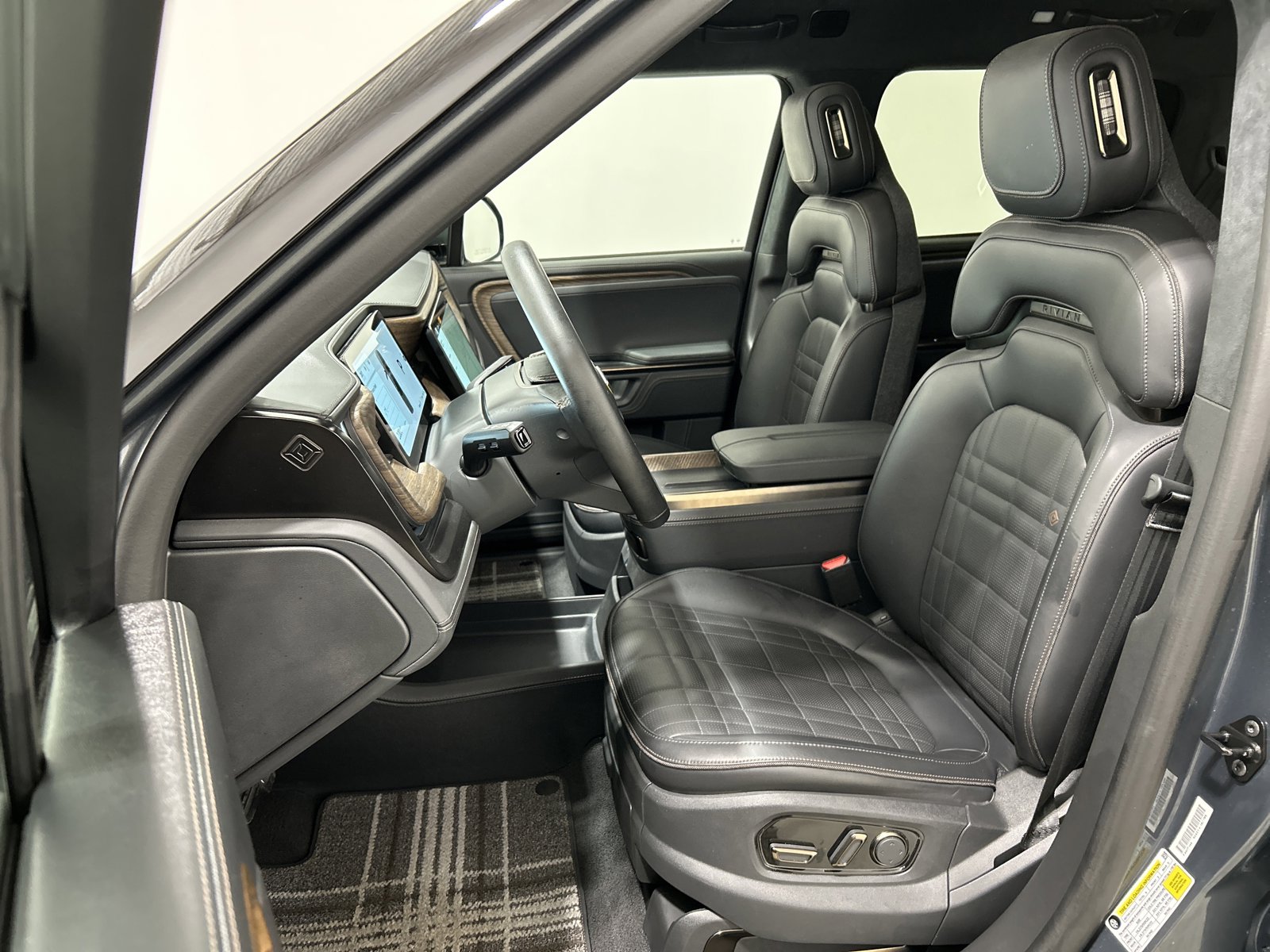 Used 2025 Rivian R1T Premium AWD/4WD image 20