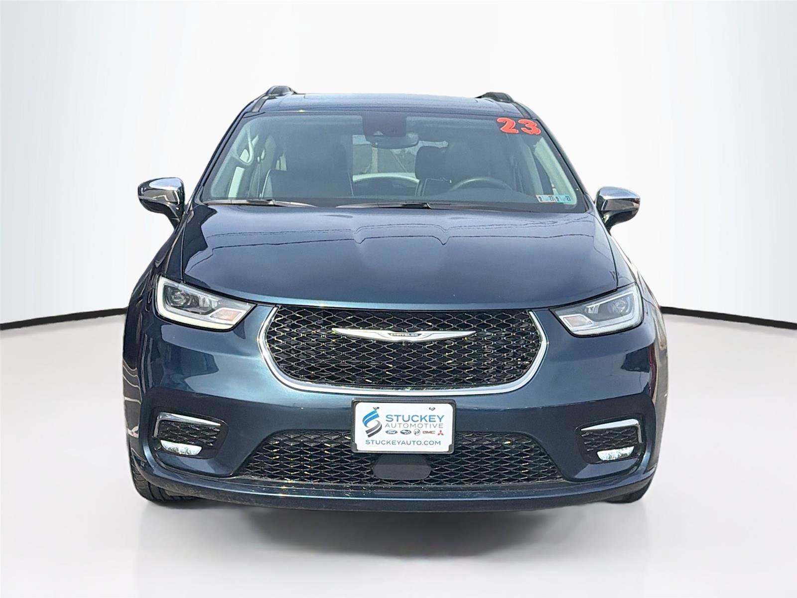 Used 2023 Chrysler Pacifica Limited image 2