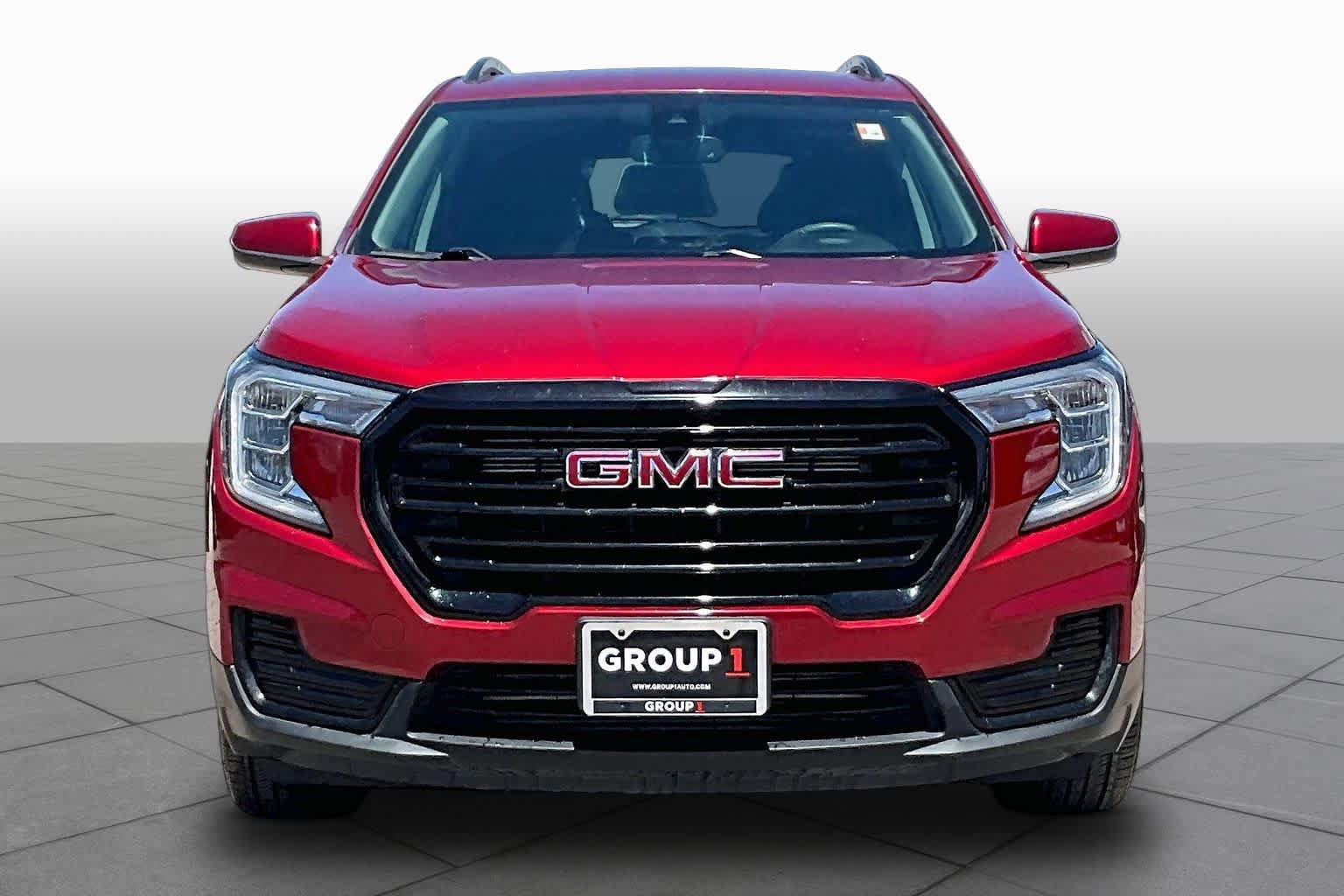 Used 2022 GMC Terrain SLE w/ Driver Convenience Package FWD image 4