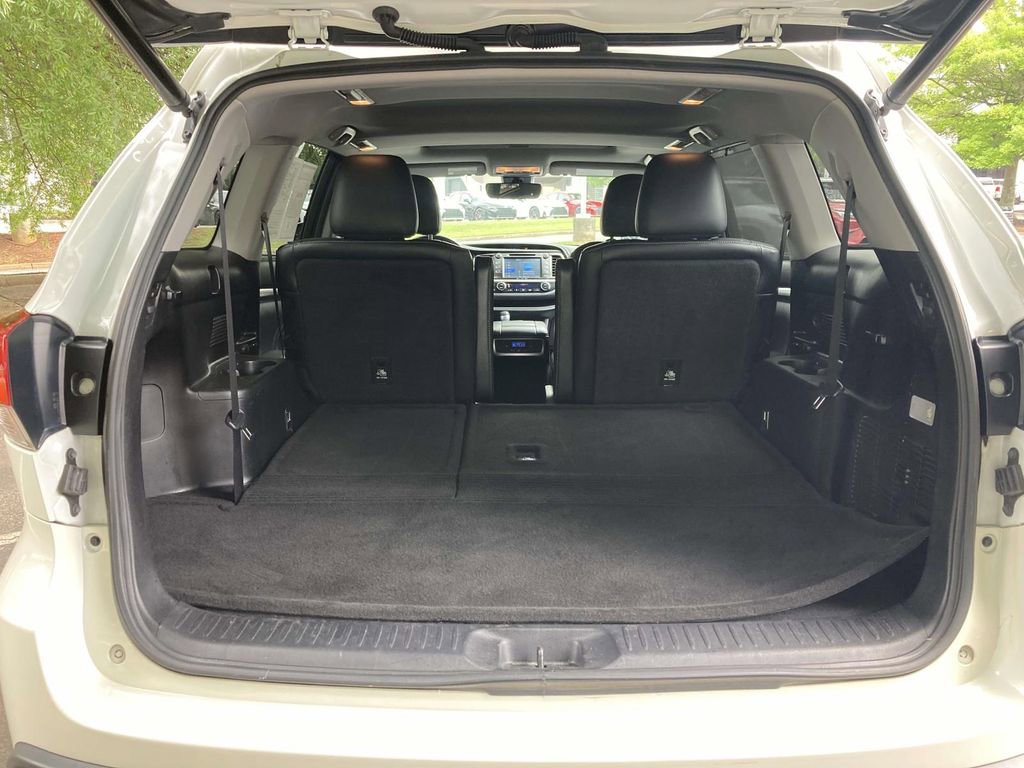 Used 2018 Toyota Highlander SE FWD image 8