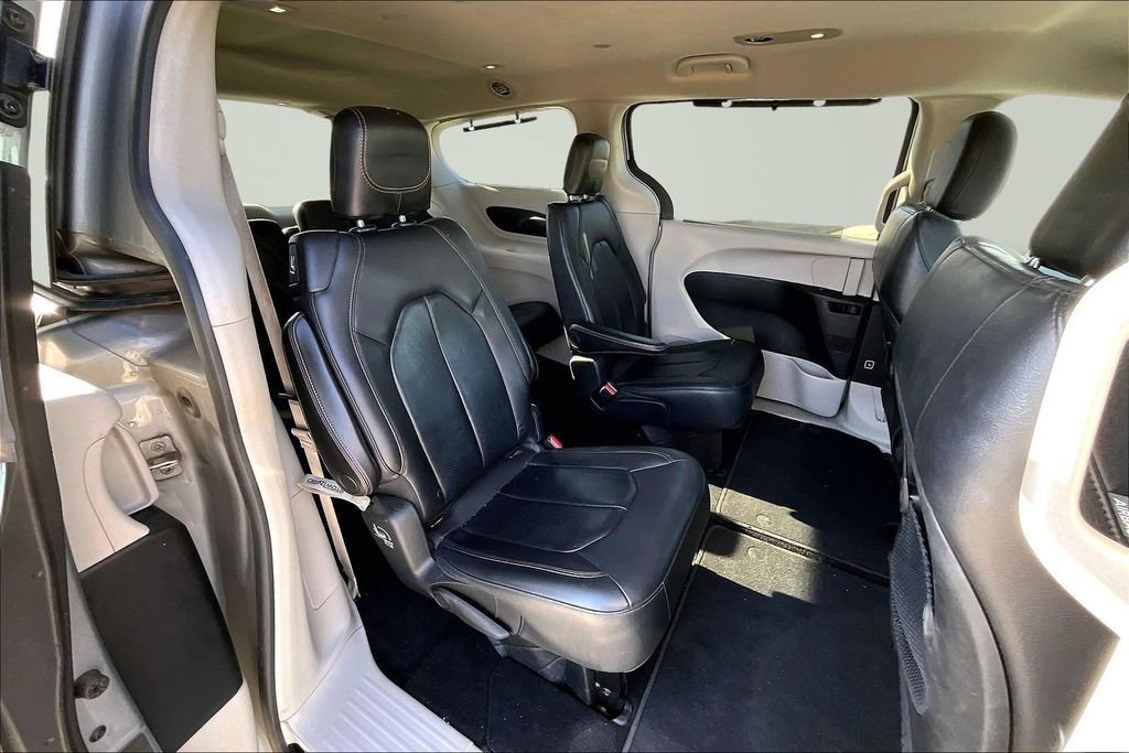 Used 2018 Chrysler Pacifica Touring-L image 18