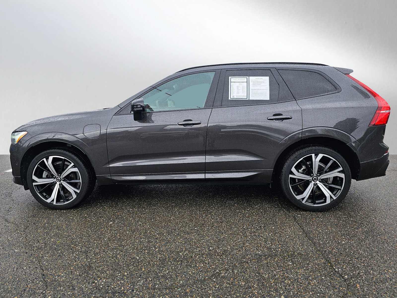 Used 2022 Volvo XC60 T8 R-Design w/ Advanced Package AWD/4WD image 6