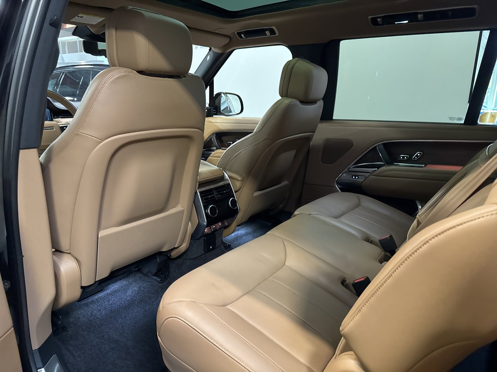 Used 2025 Land Rover Range Rover Long Wheelbase SE image 16