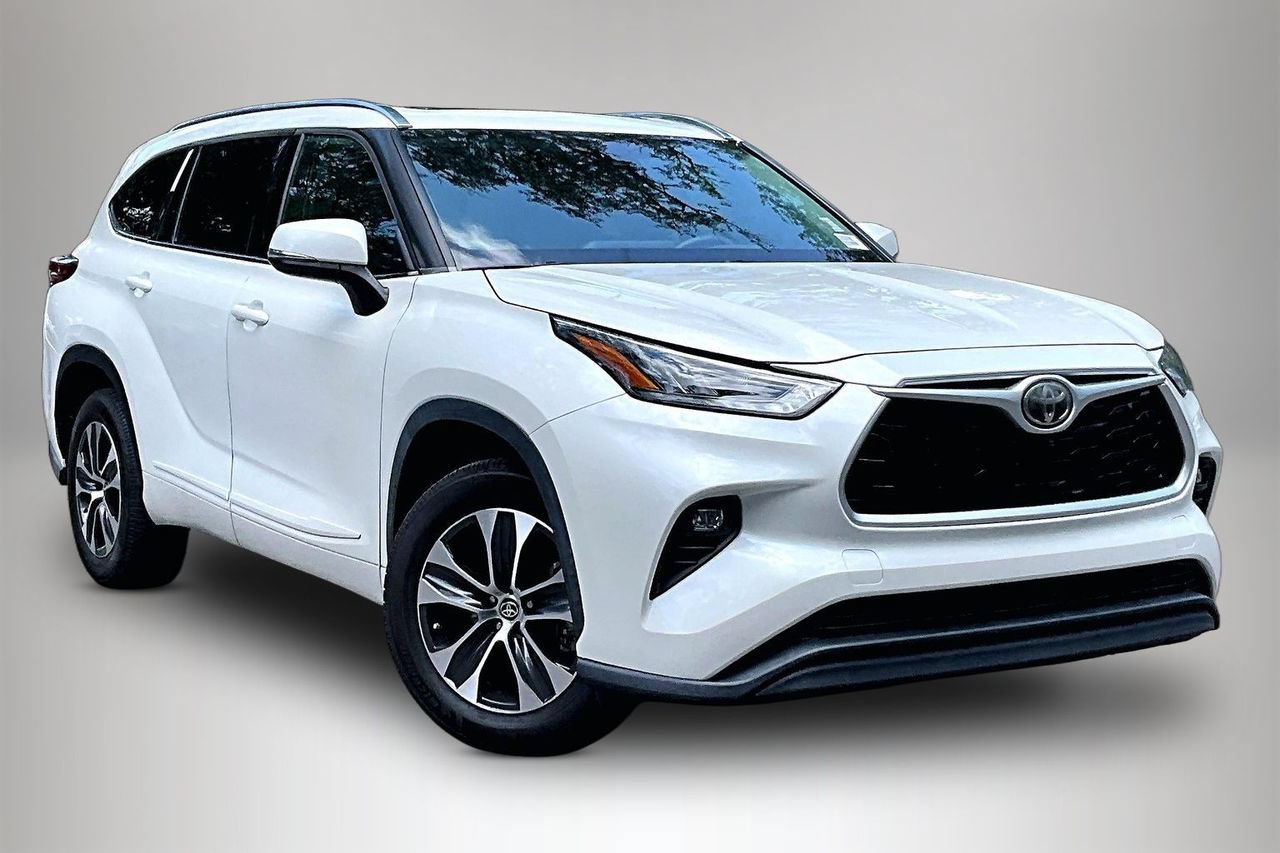 Used 2020 Toyota Highlander XLE FWD image 2