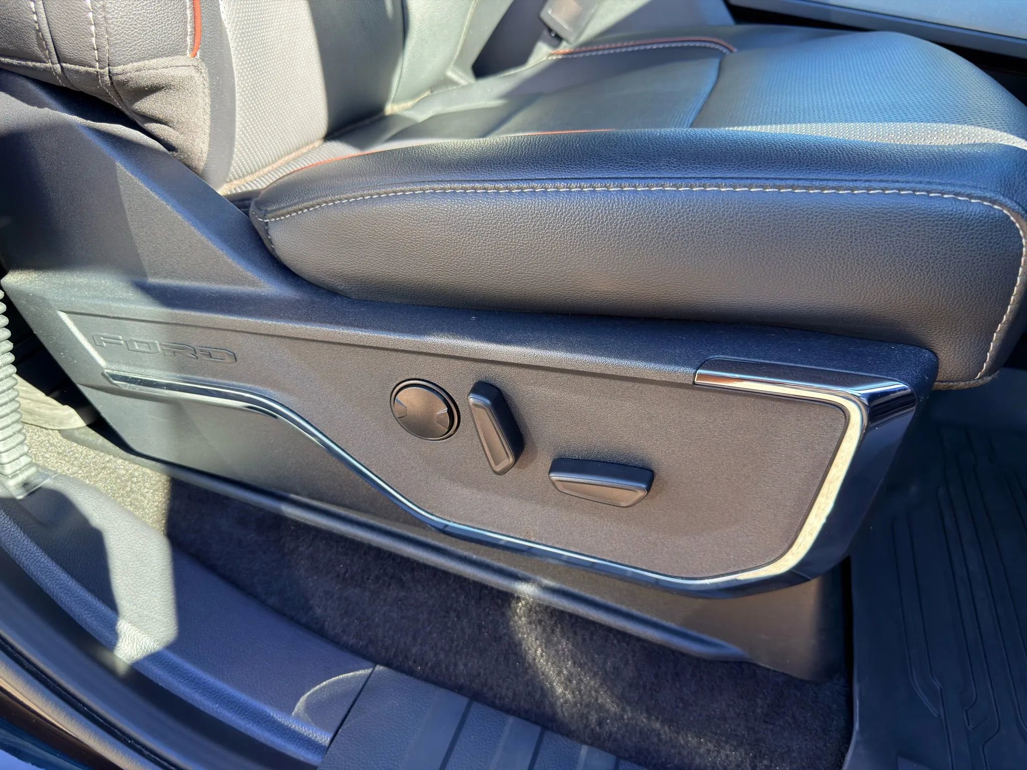 Used 2023 Ford F150 Lariat w/ Trailer Tow Package image 5