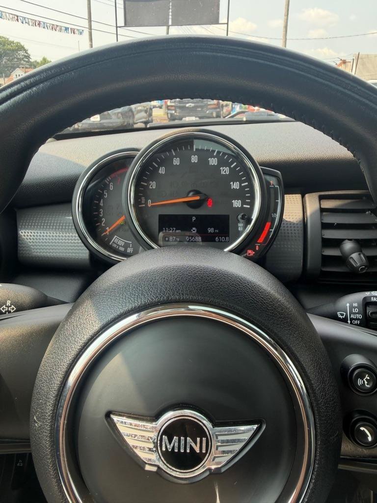 Used 2018 MINI Cooper 2-Door Hardtop w/ Cold Weather Package FWD image 18