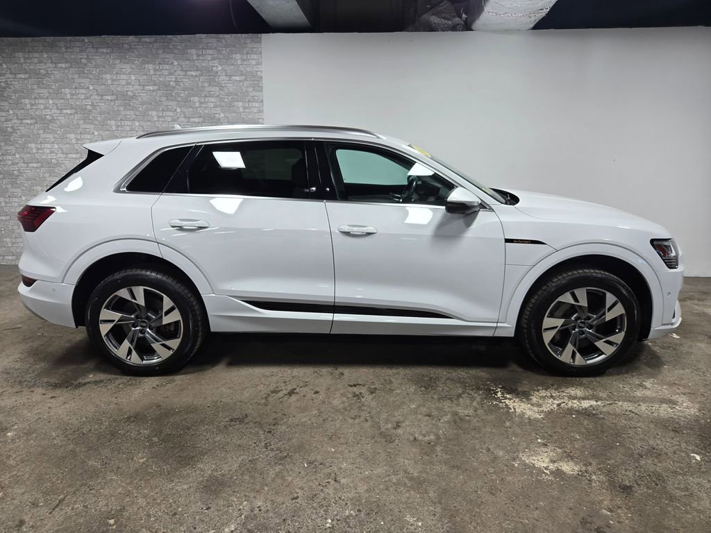 Used 2022 Audi e-tron Premium Plus w/ Premium Plus Package image 3