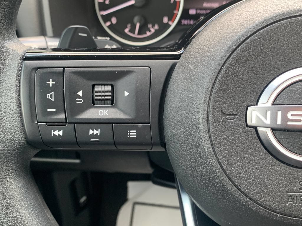 Used 2023 Nissan Rogue SV FWD image 12