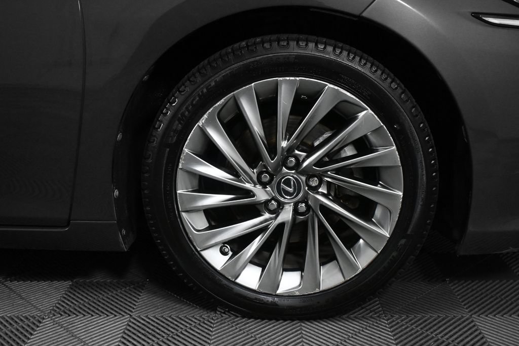 Used 2020 Lexus ES 300h w/ Accessory Package FWD image 32