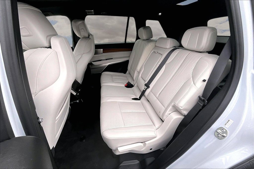 Used 2027 Cadillac Vistiq Luxury w/ LPO, Floor Liner Package AWD/4WD image 22