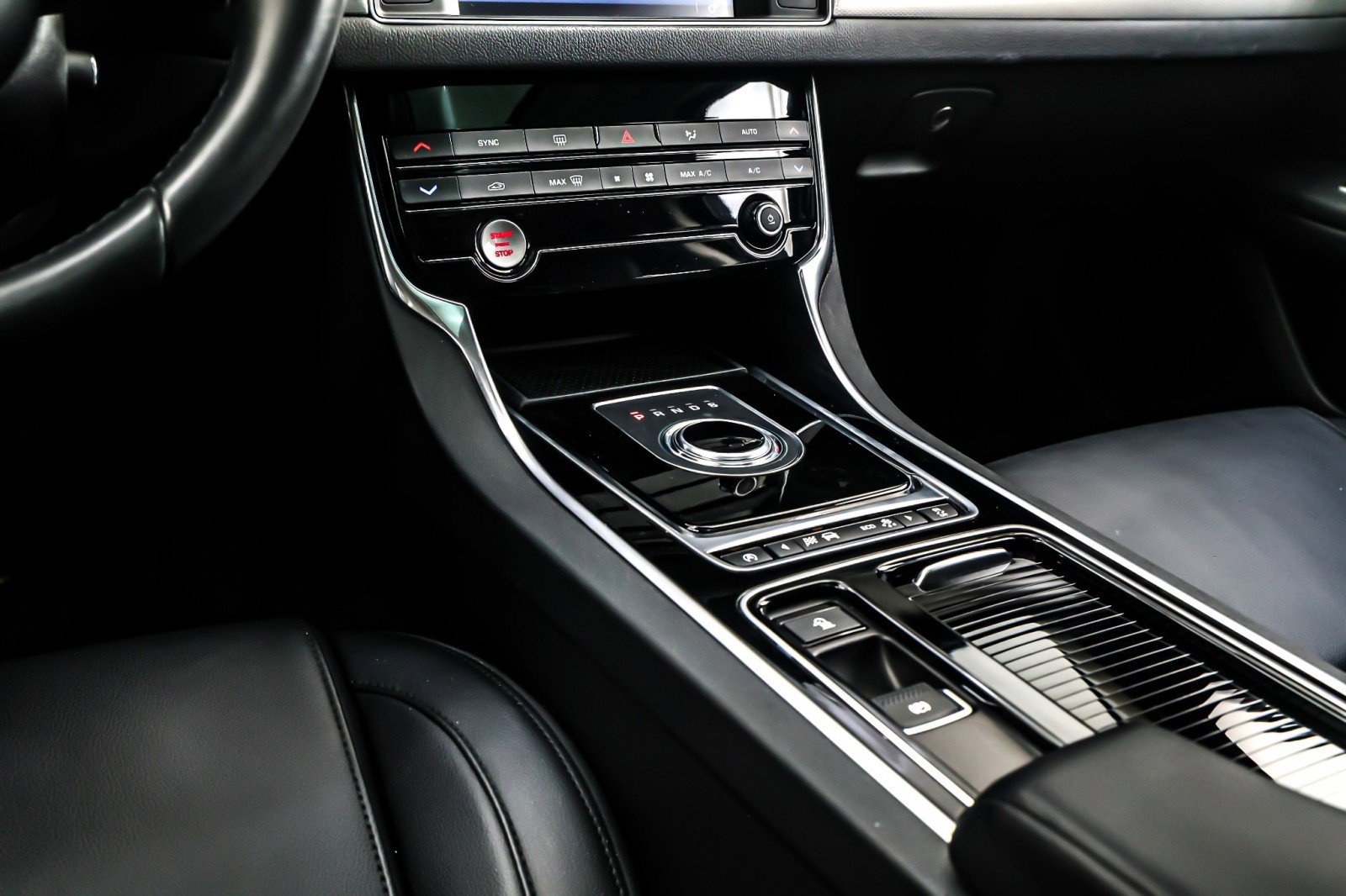 Used 2017 Jaguar XF Premium image 6