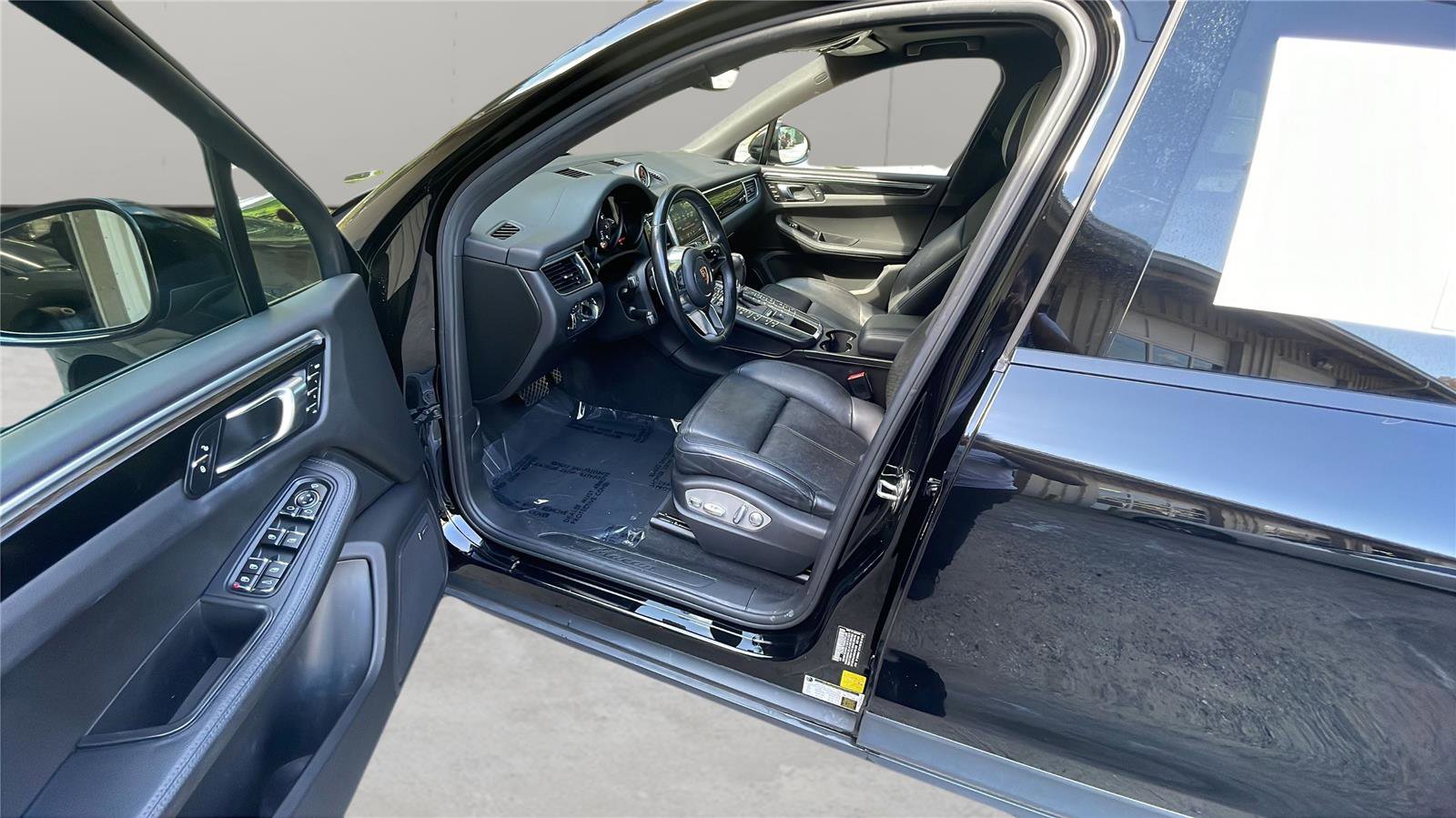 Used 2017 Porsche Macan image 24