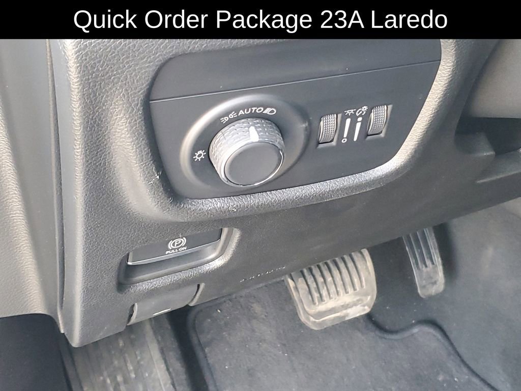 Used 2023 Jeep Grand Cherokee Laredo image 11